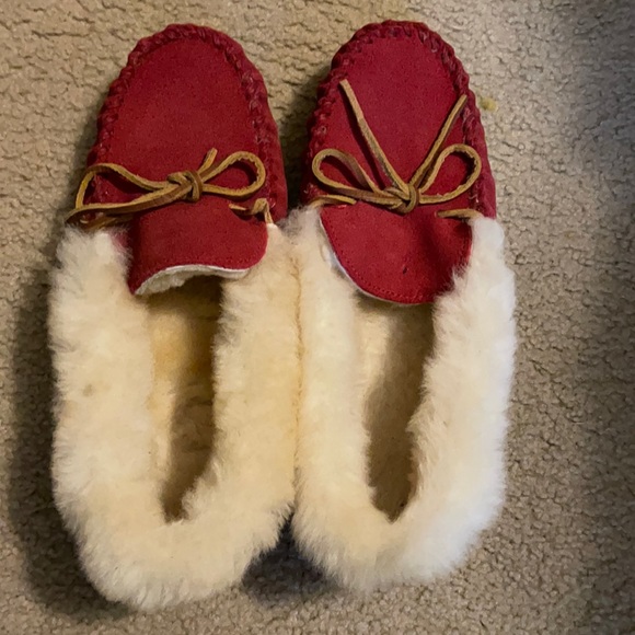 Minnetonka Slippers - Picture 1 of 4
